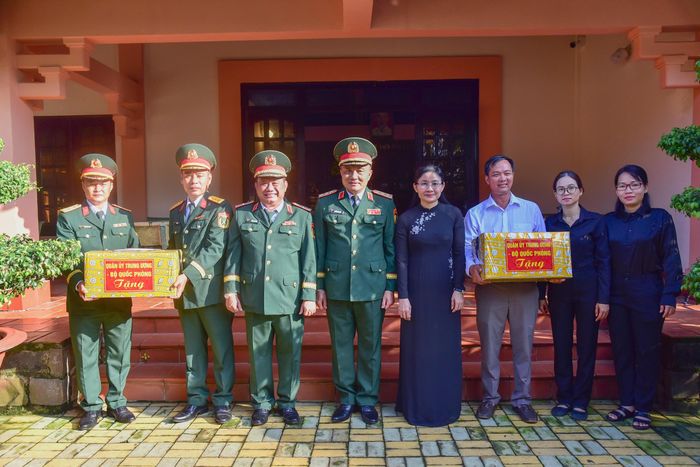  Bộ Quốc phòng tặng quà động viên những đơn vị thực hiện công tác tìm kiếm, quy tập hài cốt liệt sĩ tại TP Đồng Nai 