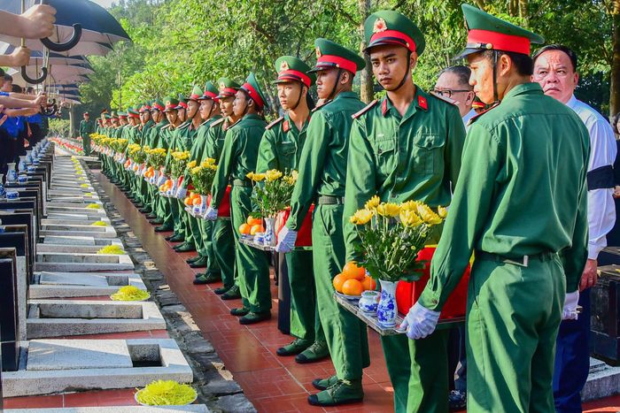  Những giây phút thiêng liêng đưa hài cốt các anh hùng liệt sĩ về nơi an nghỉ tại Nghĩa trang liệt sĩ Bình Phước 