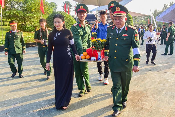  Lãnh đạo TP Đồng Nai và Quân khu 7 tiễn đưa hài cốt các liệt sĩ về nơi an táng 