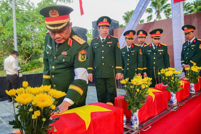  Lãnh đạo Quân khu 7 tiễn biệt các anh hùng liệt sĩ về nơi an nghỉ cuối cùng 