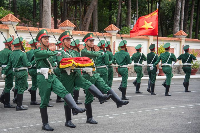 Cán bộ, chiến sĩ Tiểu đoàn 180 luyện tập đội hình tiêu binh danh dự và nghi lễ thượng cờ tại chương trình nghệ thuật “Tổ quốc trong tim”