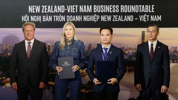  Trao các thoả thuận hợp tác giữa doanh nghiệp hai nước. Ảnh: TTXVN 