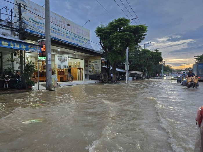 Cơ quan Khí tượng và Thủy văn tỉnh Vĩnh Long dự báo một số tuyến chính thuộc phường Long Châu sẽ bị ngập. Ảnh: TÍN HUY