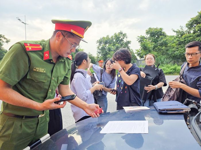  Lực lượng an ninh kiểm soát chặt báo chí, phóng viên tham gia tác nghiệp tại điểm thi. Ảnh: XUÂN ĐẮC 