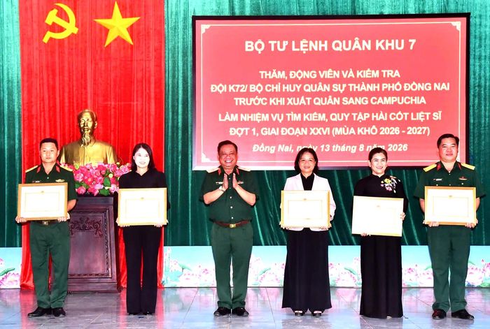  Thủ trưởng Bộ Tư lệnh Quân khu 7 trao Bằng khen đến các cá nhân có thành tích xuất sắc. Ảnh: ĐỘI K72 