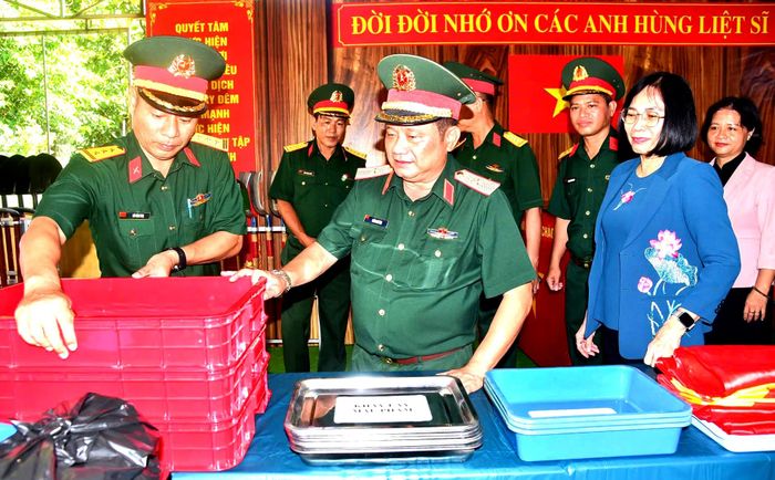  Thủ trưởng Bộ Tư lệnh Quân khu 7 kiểm tra trang bị của Đội K72 trước ngày lên đường. Ảnh: ĐỘI K72 