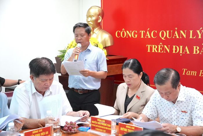  Ông Nguyễn Bình Phương báo cáo về công tác ATTP với đoàn giám sát. QUANG HUY 
