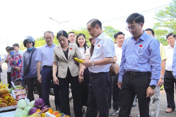  Các thành viên đoàn khảo sát việc bảo đảm ATTP tại chợ nông sản Thủ Đức. QUANG HUY 