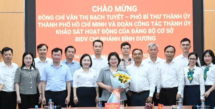  Đoàn khảo sát của Thành ủy TPHCM chụp hình lưu niệm với BIDV Bình Dương. Ảnh: VIỆT DŨNG 