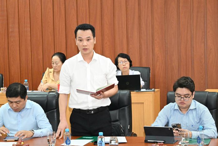  Thành viên đoàn khảo sát nêu ý kiến tại buổi làm việc. Ảnh: VIỆT DŨNG 
