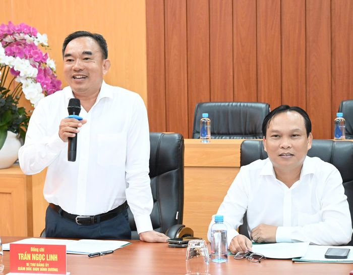  Ông Trần Ngọc Linh, Bí thư Đảng ủy, Giám đốc BIDV Chi nhánh Bình Dương báo cáo công tác xây dựng Đảng tại Đảng bộ cơ sở. Ảnh: VIỆT DŨNG 