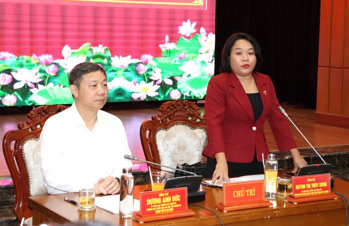 Đồng chí Huỳnh Thị Thùy Dung và đồng chí Dương Anh Đức chủ trì chương trình
