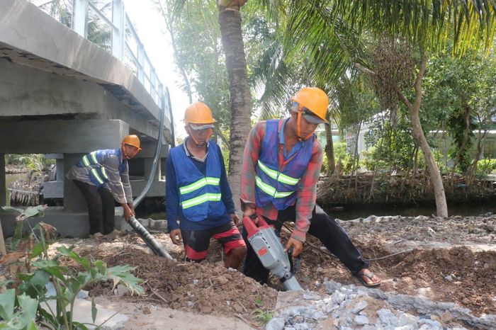  Thi công mở rộng hệ thống đường ống cấp nước cho người dân trên địa bàn xã Biển Bạch 