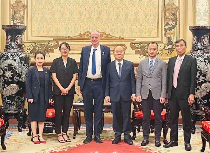 Các đại biểu chụp ảnh lưu niệm. Ảnh: PHƯƠNG NAM