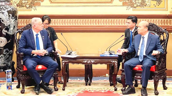 Phó Chủ tịch UBND TPHCM Trần Văn Bảy tiếp Đại sứ Israel tại Việt Nam Yaron Mayer. Ảnh: PHƯƠNG NAM