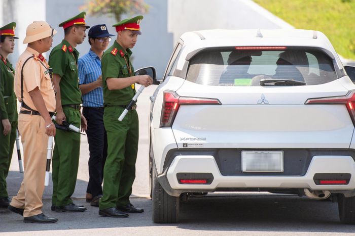  Các phương tiện ra vào điểm thi được kiểm soát chặt. Ảnh: XUÂN ĐẮC 