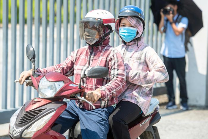  Một thí sinh được người nhà đưa đến điểm thi làm thủ tục dự thi. Ảnh: XUÂN ĐẮC 