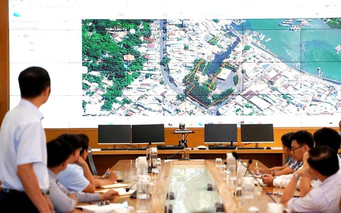 Buổi làm việc giữa UBND phường Vũng Tàu với Ban Quản lý các khu liên hợp xử lý chất thải TPHCM. Ảnh: QUANG VŨ