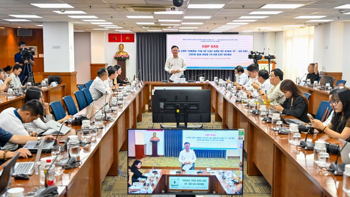 Phó Giám đốc Sở VH-TT TPHCM Nguyễn Ngọc Hồi chủ trì họp báo