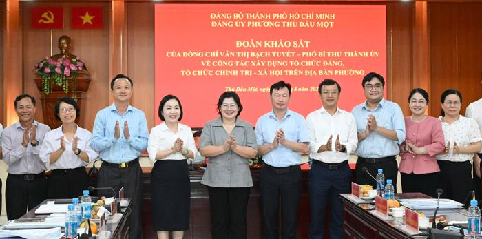  Đoàn khảo sát và Đảng ủy phường Thủ Dầu Một chụp ảnh lưu niệm. Ảnh: VIỆT DŨNG 