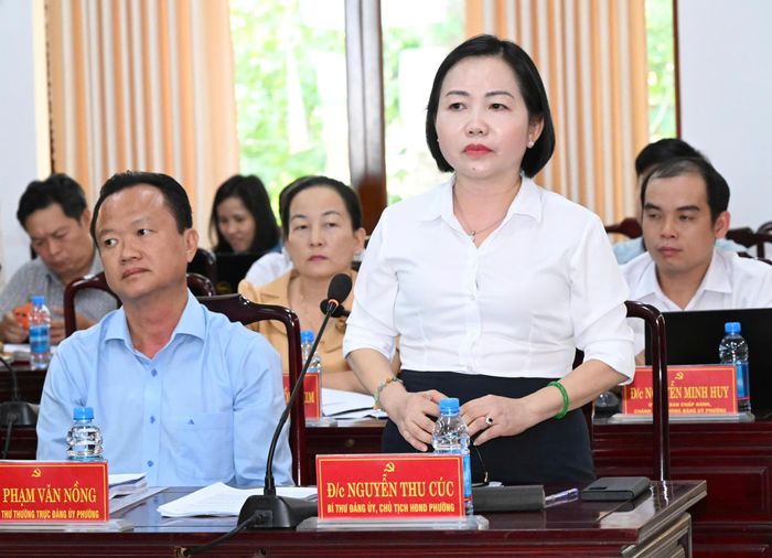  Đồng chí Nguyễn Thu Cúc, Bí thư Đảng ủy phường Thủ Dầu Một báo cáo kết quả về công tác xây dựng Đảng. Ảnh: Việt Dũng 