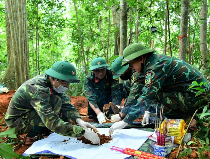  Một trong số các lọ thủy tinh chôn cùng 5 hài cốt liệt sĩ ở thôn Cựp Cuôi có tên Nguyễn Văn Vượng 