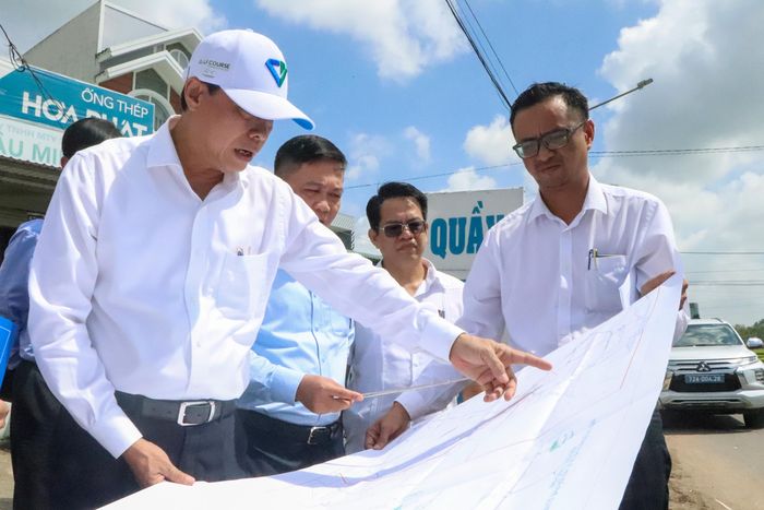  Đồng chí Nguyễn Văn Thọ trao đổi với Ban Giao thông dự án đường Bà Rịa - Châu Pha - Hắc Dịch qua sơ đồ. Ảnh: THÀNH HUY 