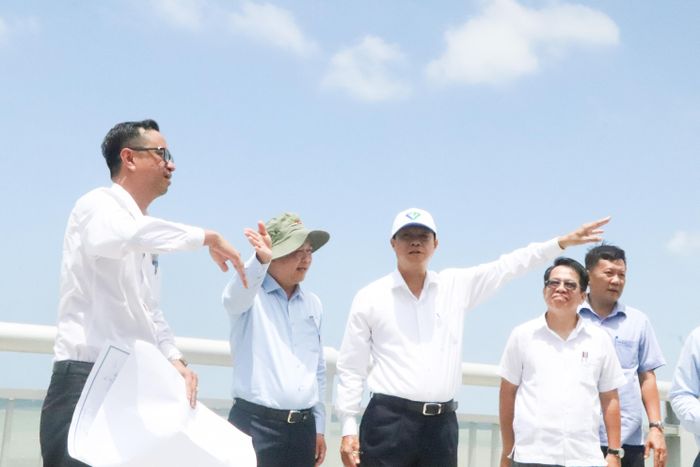  Phó Chủ tịch Thường trực HĐND TPHCM cùng đoàn khảo sát tiến độ thi công dự án nâng cấp đường tỉnh 994 . Ảnh: THÀNH HUY 