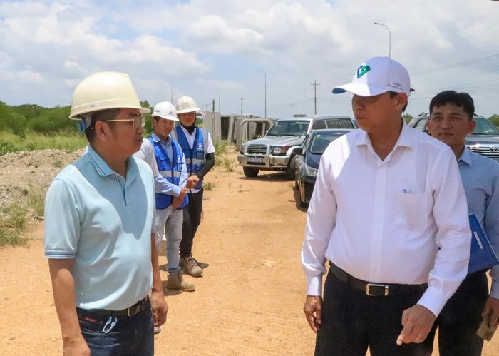  Đồng chí Nguyễn Văn Thọ trao đổi với nhà thầu thi công dự án nâng cấp đường tỉnh 994. Ảnh: THÀNH HUY 