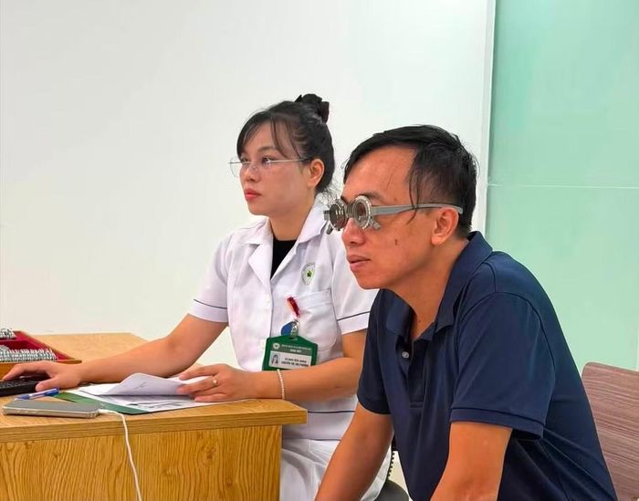 Đo nhãn áp cho bệnh nhân - Ảnh BVCC