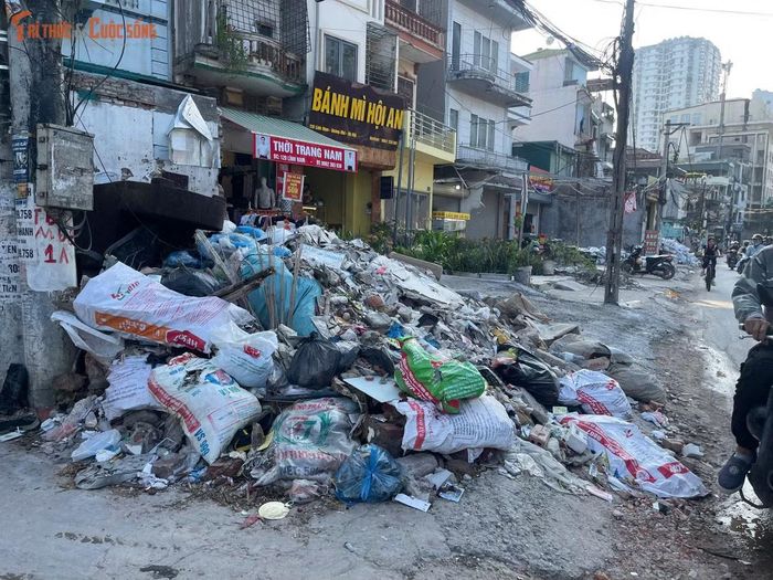 Khi các túi rác bị để ngoài trời trong thời gian dài, mùi hôi và côn trùng có thể xuất hiện, ảnh hưởng đến các hộ dân sống xung quanh.