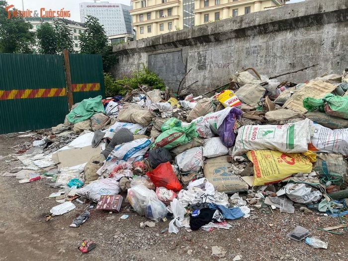 Sau quá trình tháo dỡ, gạch, vữa, đất đá và vật liệu cũ được đưa ra ngoài chờ thu gom. Những đống phế thải này vốn phát sinh từ hoạt động xây dựng, nhưng sau đó lại nhận thêm rác từ sinh hoạt hằng ngày.