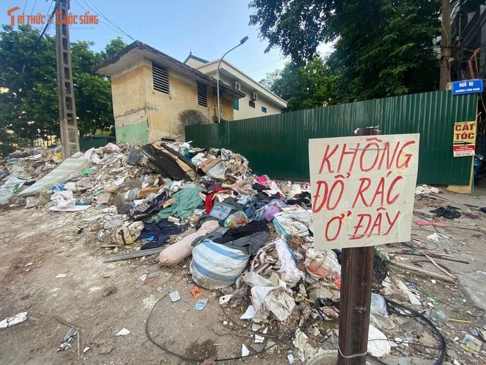 Dù đã được cắm biển cấm đổ rác, khu vực tập kết phế thải xây dựng vẫn xuất hiện nhiều túi rác sinh hoạt.