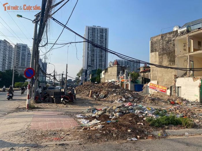 Tại Lĩnh Nam, thực trạng này được ghi nhận ở khu vực gần nhà dân. Những đống vật liệu sau thi công tồn tại trong thời gian dài, trở thành nơi phát sinh thêm rác sinh hoạt.