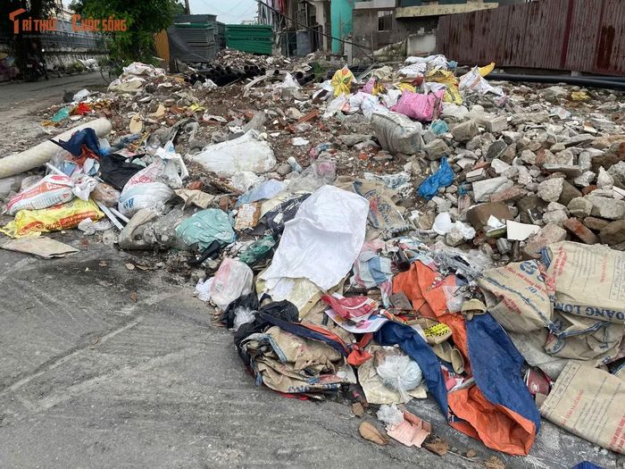 Trong khi đó, việc phân loại tại nguồn chưa đồng bộ, thành phố còn thiếu các điểm tập kết, xử lý và thị trường tiêu thụ vật liệu tái chế. Với lượng phát sinh lớn như hiện nay, việc thu gom, phân loại riêng từng loại chất thải vẫn là bài toán không dễ giải quyết.