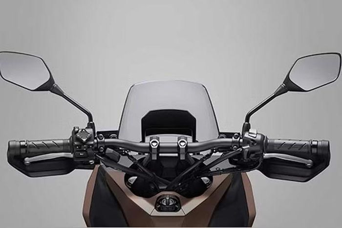Danh sách trang bị tiêu chuẩn của mẫu xe tay ga Honda NS150XC 2026 còn có sẵn kính chắn gió điều chỉnh được (chỉnh cơ), bảo vệ tay lái lắp sẵn, khoá smartkey, hộc đồ 30 lít. Đặc biệt, mẫu xe này được trang bị đầy công nghệ độc đáo.