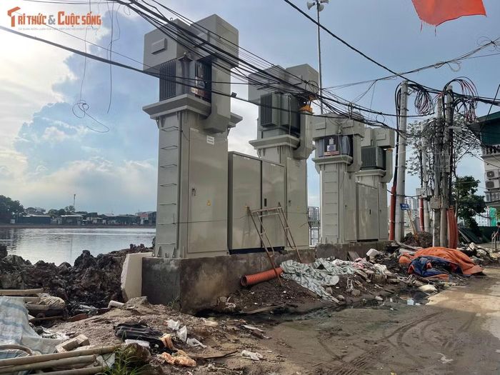 Hệ thống trạm biến áp phục vụ dự án đã được lắp đặt. Đây là một trong những hạng mục kỹ thuật được hoàn thiện sớm để phục vụ công trình trong quá trình vận hành.