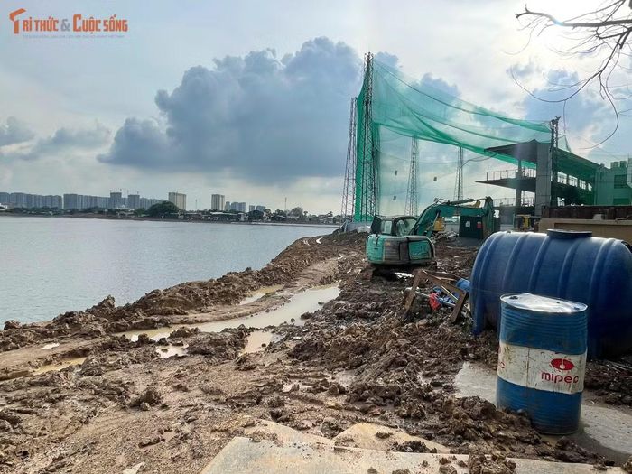 Dự án đang tiếp tục triển khai hệ thống hạ tầng kỹ thuật và các hạng mục phục vụ khai thác hồ. Các nhà thầu bố trí nhân lực, máy móc tại nhiều vị trí để đẩy nhanh tiến độ.