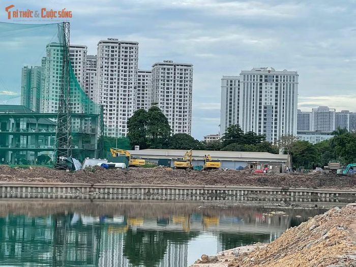 Bao quanh lòng hồ là hệ thống cừ bê tông dự ứng lực và tuyến kè dài khoảng 2.684 m. Phần kết cấu chính đã cơ bản hoàn thành, các đơn vị đang chuyển sang những công việc phục vụ hoàn thiện cảnh quan.