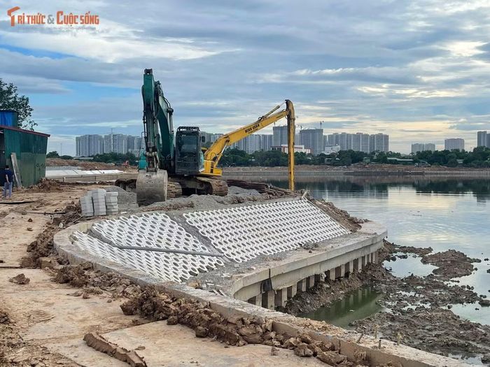 Phần đào lòng hồ cơ bản hoàn thành, mở ra một không gian mặt nước lớn giữa khu vực đô thị đang phát triển nhanh ở phía Tây Hà Nội.