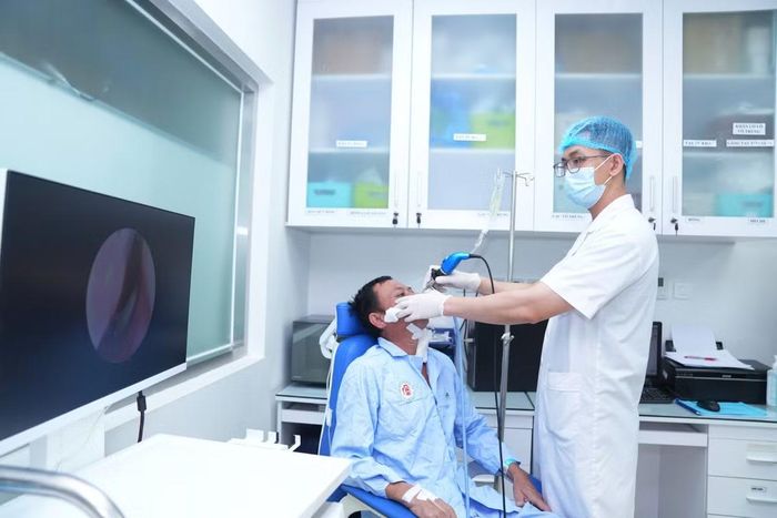 Nội soi kiểm tra tổn thương cho bệnh nhân - Ảnh BVCC
