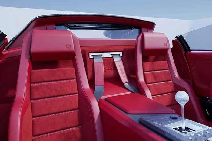 Bên trong, chất liệu da Connolly, Alcantara, vật liệu mạ anodized và sợi carbon lộ ra ngoài mang đến cho khoang cabin cảm giác hiện đại hơn mà vẫn không hoàn toàn từ bỏ nét cổ điển làm nên sự đặc biệt của chiếc xe nguyên bản.