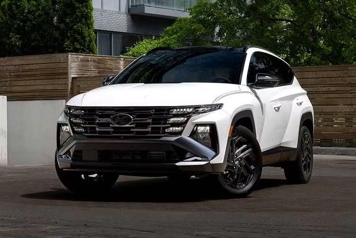 Giá bán Tucson BLK Edition tại Australia chưa được xác nhận. Tuy nhiên, do được định vị giữa Elite và Premium, giá xe được dự đoán nằm trong khoảng giữa 48.350-50.850 AUD (tương đương 890-935 triệu đồng), chưa bao gồm chi phí lăn bánh.