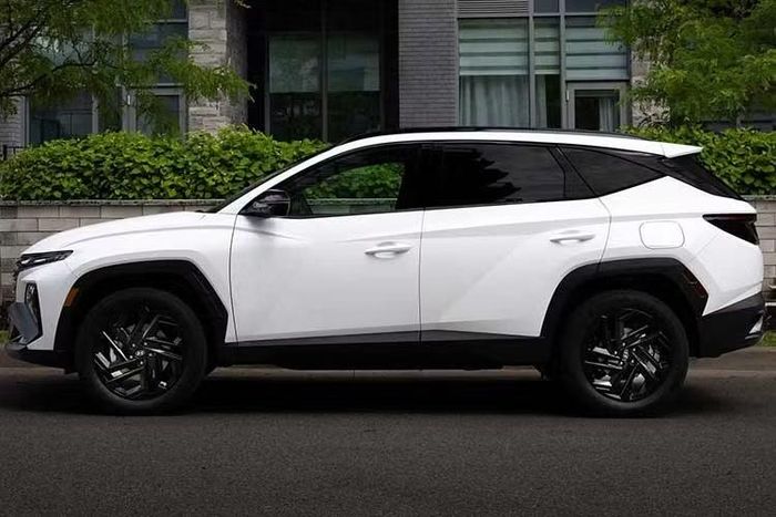 Theo kế hoạch, Hyundai Tucson BLK Edition sẽ được đưa tới các showroom tại Australia trong khoảng tháng 10-12/2026. Phiên bản này được định vị giữa hai cấu hình Elite và Premium trong danh mục Tucson, sử dụng hệ truyền động hybrid kết hợp dẫn động cầu trước.