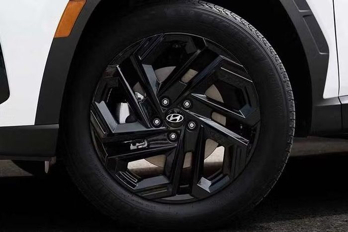 Một phiên bản mang phong cách tương tự có tên Night Edition đang được cung cấp tại Mỹ và Canada, sở hữu mâm hợp kim 19 inch màu đen, các chi tiết trên cản trước và sau sơn đen bóng, ốp gương và viền cửa sổ màu đen, cùng trần nội thất tối màu.