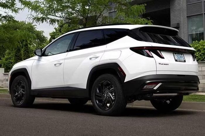 Hyundai hiện chưa công bố hình ảnh chính thức của Tucson BLK Edition. Tuy nhiên, phiên bản này được kỳ vọng áp dụng phong cách tương tự Palisade Black Ink, tập trung vào các chi tiết ngoại thất và nội thất màu đen thay vì bổ sung nhiều trang bị mới.