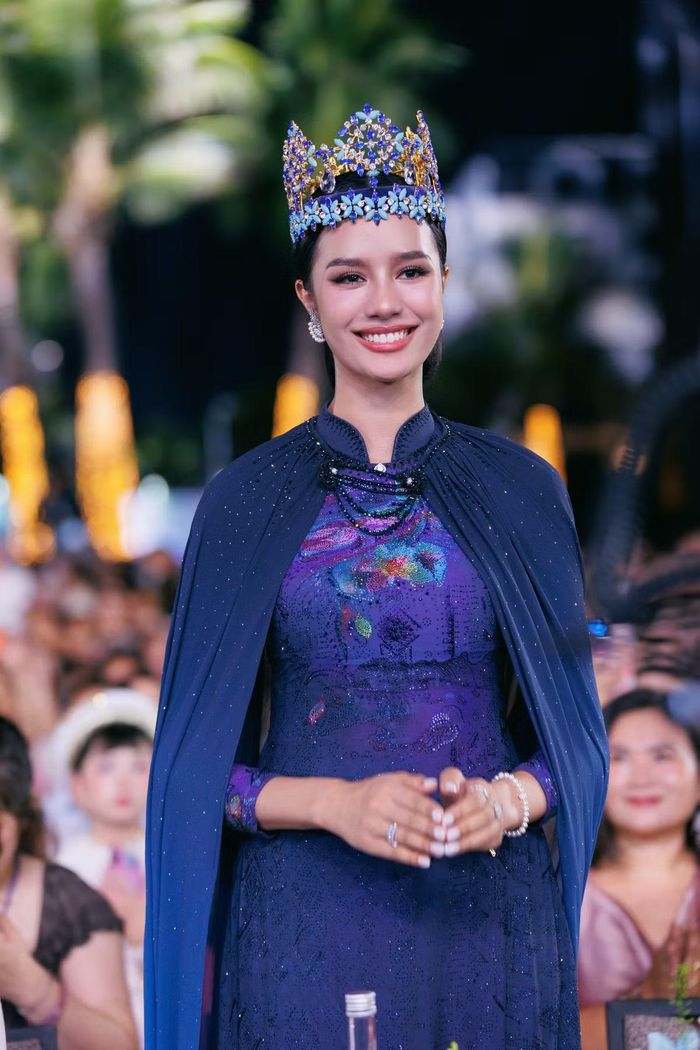 Trong đêm khai mạc, đương kim Miss World Opal Suchata Chuangsri gửi lời chào đến khán giả, đồng thời chia sẻ cảm xúc khi trở lại Việt Nam và đồng hành cùng các thí sinh trong chặng mở đầu tại Quảng Ninh.