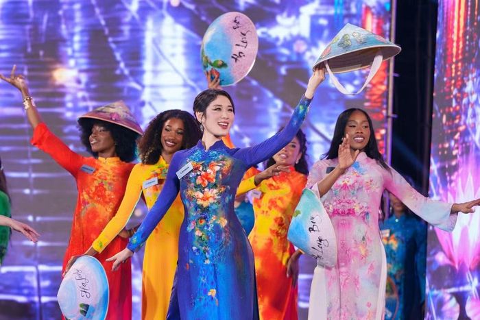 Sự kết hợp giữa áo dài, nón lá và hình ảnh Vịnh Hạ Long tạo nên dấu ấn văn hóa Việt Nam xuyên suốt phần trình diễn.