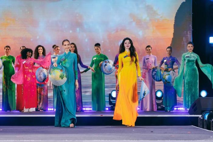 111 người đẹp được giới thiệu theo bốn khu vực gồm châu Mỹ và Caribbean, châu Phi, châu Âu, châu Á và châu Đại Dương. Tên từng quốc gia, vùng lãnh thổ được xướng lên khi các đại diện lần lượt bước ra sân khấu.