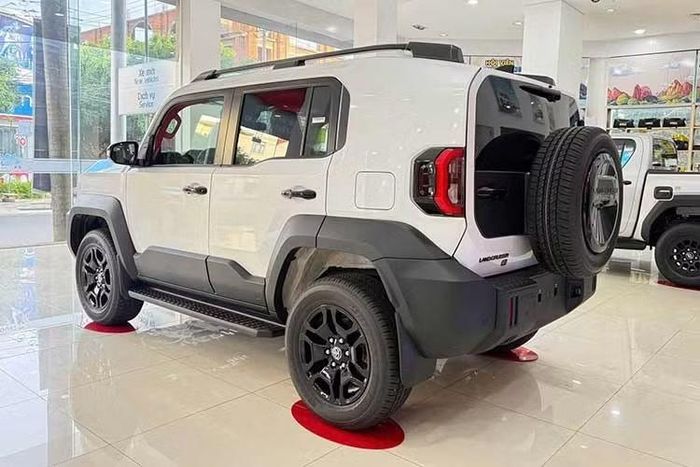 Với những khách hàng muốn nhận xe sớm hơn thì phải mua thêm gói phụ kiện trị giá khoảng 50 triệu đồng tại đại lý. Những phụ kiện này gồm vè che nắng, phim cách nhiệt, khay hành lý, thảm sàn, camera hành trình,... Việc xe Toyota đội giá tại đại lý đã không còn là chuyện hiếm gặp ở Việt Nam.